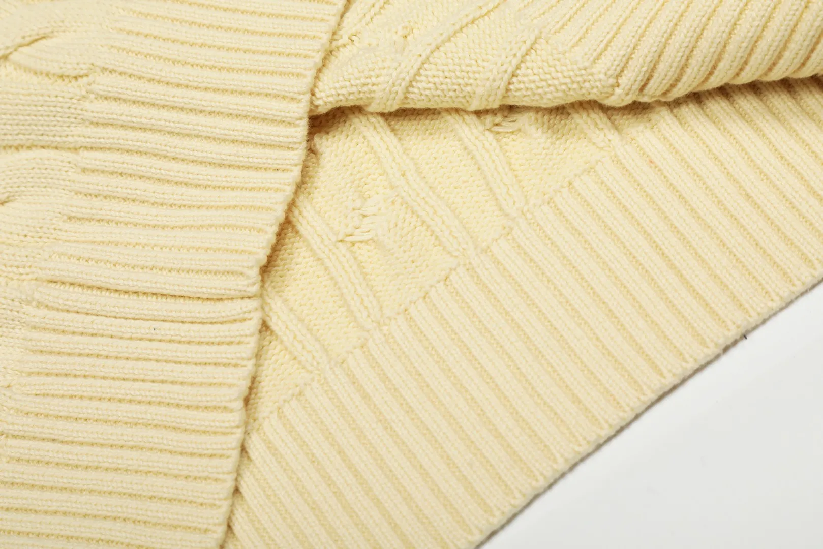 P220 Top quality" Style number: DS012# (not off the shelves all year round) [Ralph Lauren round neck solid color pony embroidered logo twist knitted sweater] ✅Ralph Lauren Ralph Lauren classic basic versatile unisex knitted pullover round neck sweater ✅Main supplier platform live broadcast Wholesale entity Replenish when out of stock Not off the shelf ✅ZP quality 1:1 version Scan the code to enter the GF website Counter quality ✅Detailed quality is the only one in Guangzhou Imported quality cotton yarn, focusing on high-end, cost-effective, good quality needless to say ✅The version is restored to the original order, the maximum size can be worn up to 190 pounds, loose, comfortable and stress-free ✅The upper body is simple and easy to match, ootd must-have style, good-looking clothes are never picky, a must-have in couples' wardrobes.